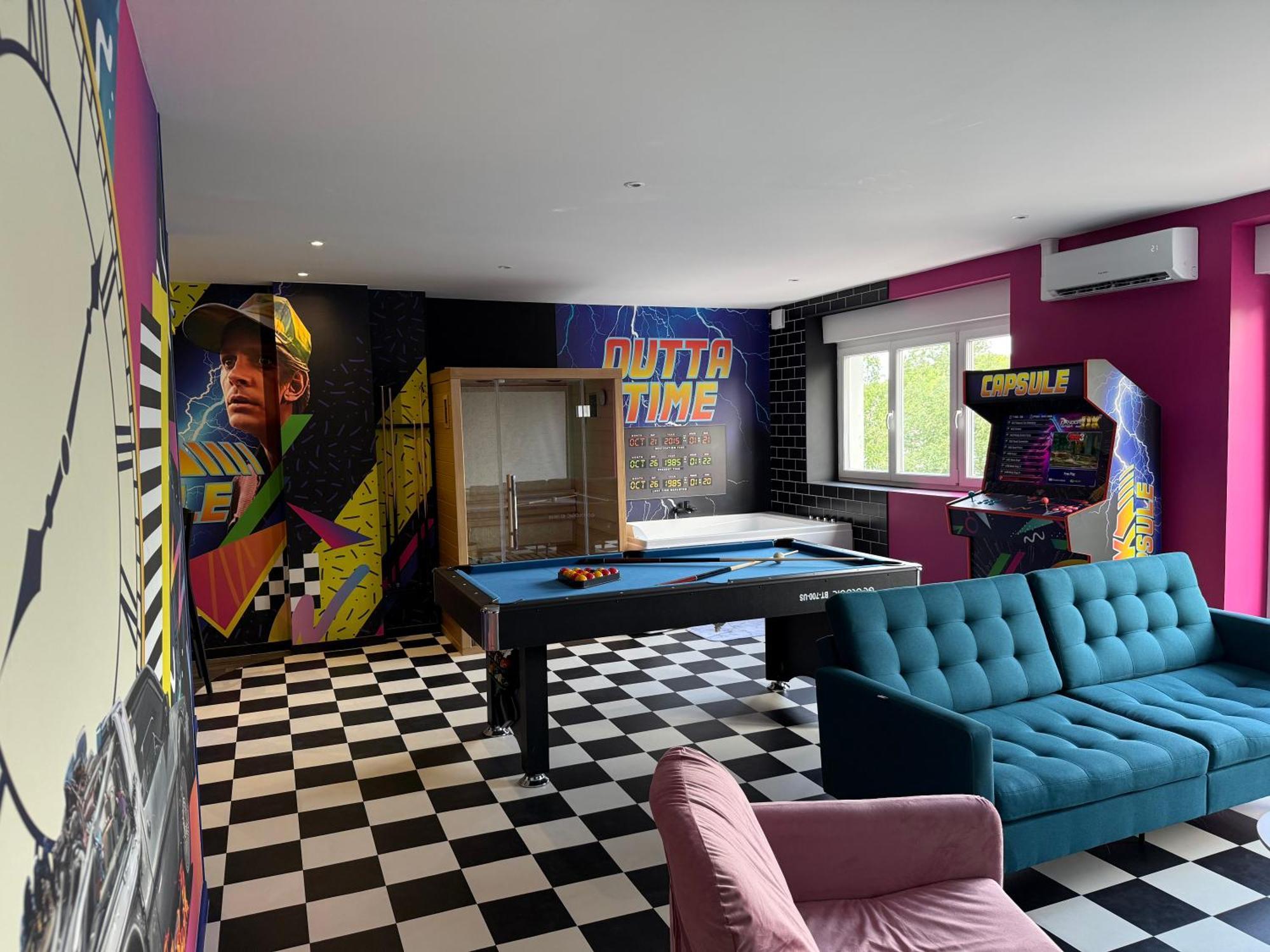 Capsule Retour Vers Le Futur Maubeuge Exterior photo